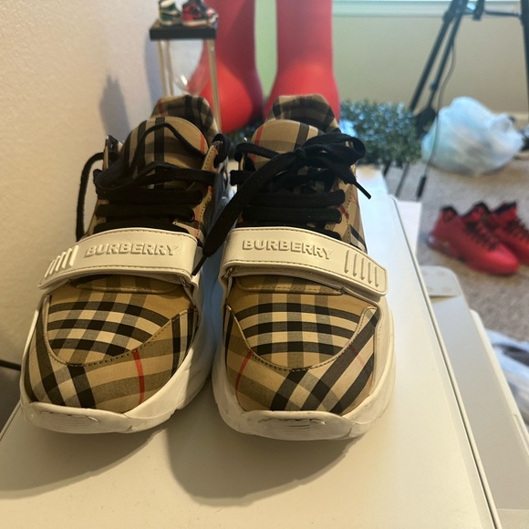 Burberry shoes size 10(43) good shape, no scrapes scratches or dings - Picture 3 of 7
